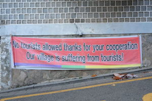 Die Anwohner des Bukchon Hanok Village haben ein Schild aufgehängt, mit dem sie Touristen bitten, ihr Dorf nicht mehr zu besuchen.