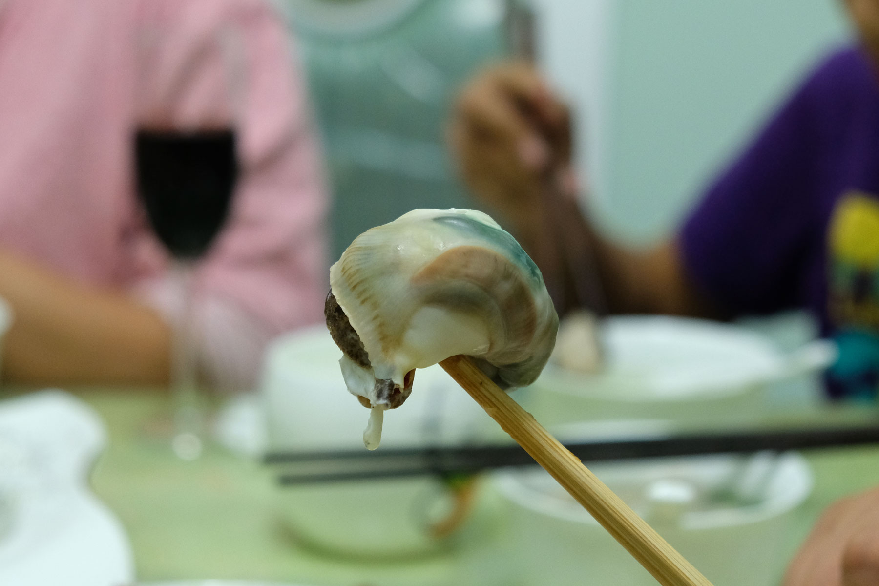 Eine Schnecke ist auf einem Stäbchen aufgespießt.