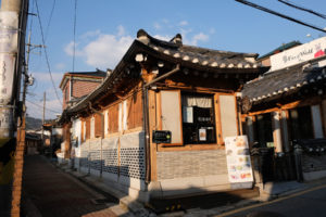 Ein traditionelles koreanisches Haus im Bukchon Hanok Village in Seoul in Südkorea.