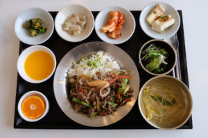 In Korea essen wir ein Setmenü aus vielen kleinen Schüsseln und Schalen.