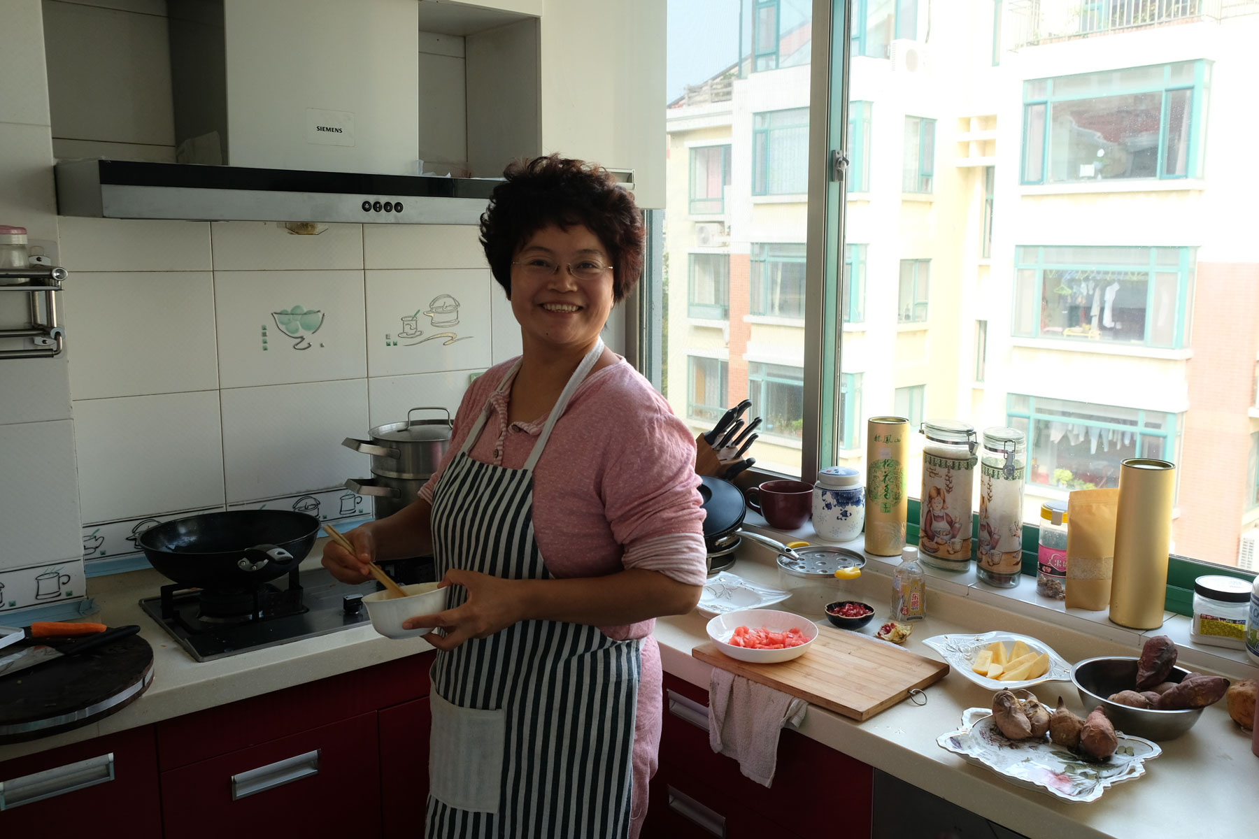 Sunny steht in ihrer Küche und bereitet uns ein Frühstück zu