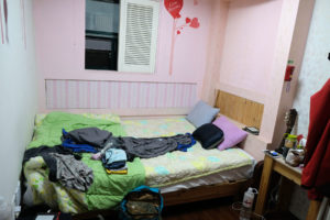 Unser kleines Zimmer im Hostel in Seoul.