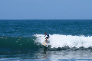 Sebastian surft auf einer Welle in El Salvador.