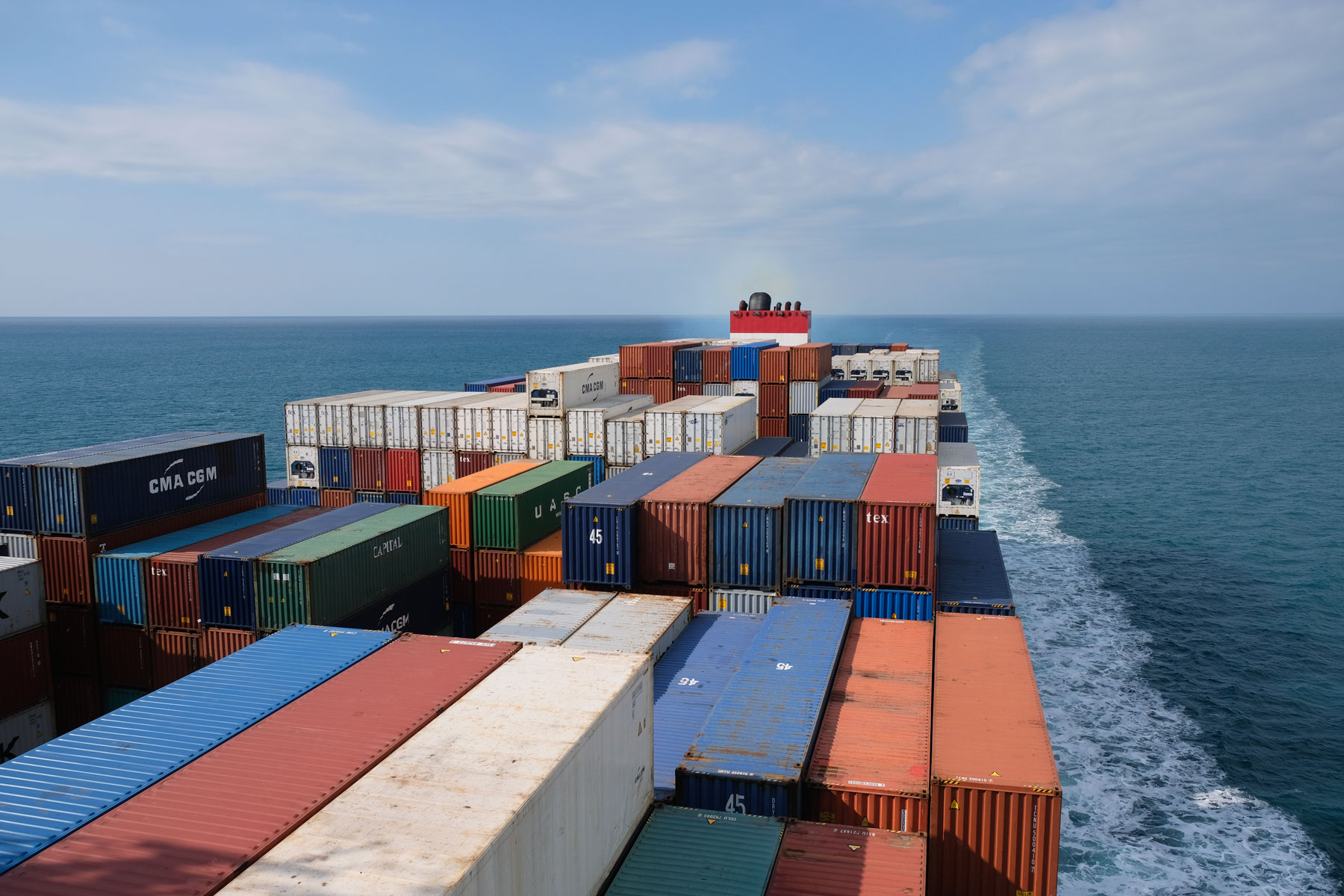 Ein Containerschiff von der Brücke aus betrachtet.