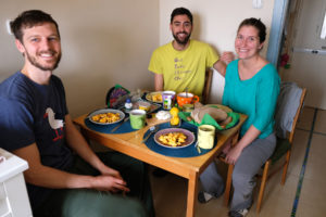 Sebastian sitzt mit unseren ungarischen Couchsurfing Gastgebern beim Frühstück.