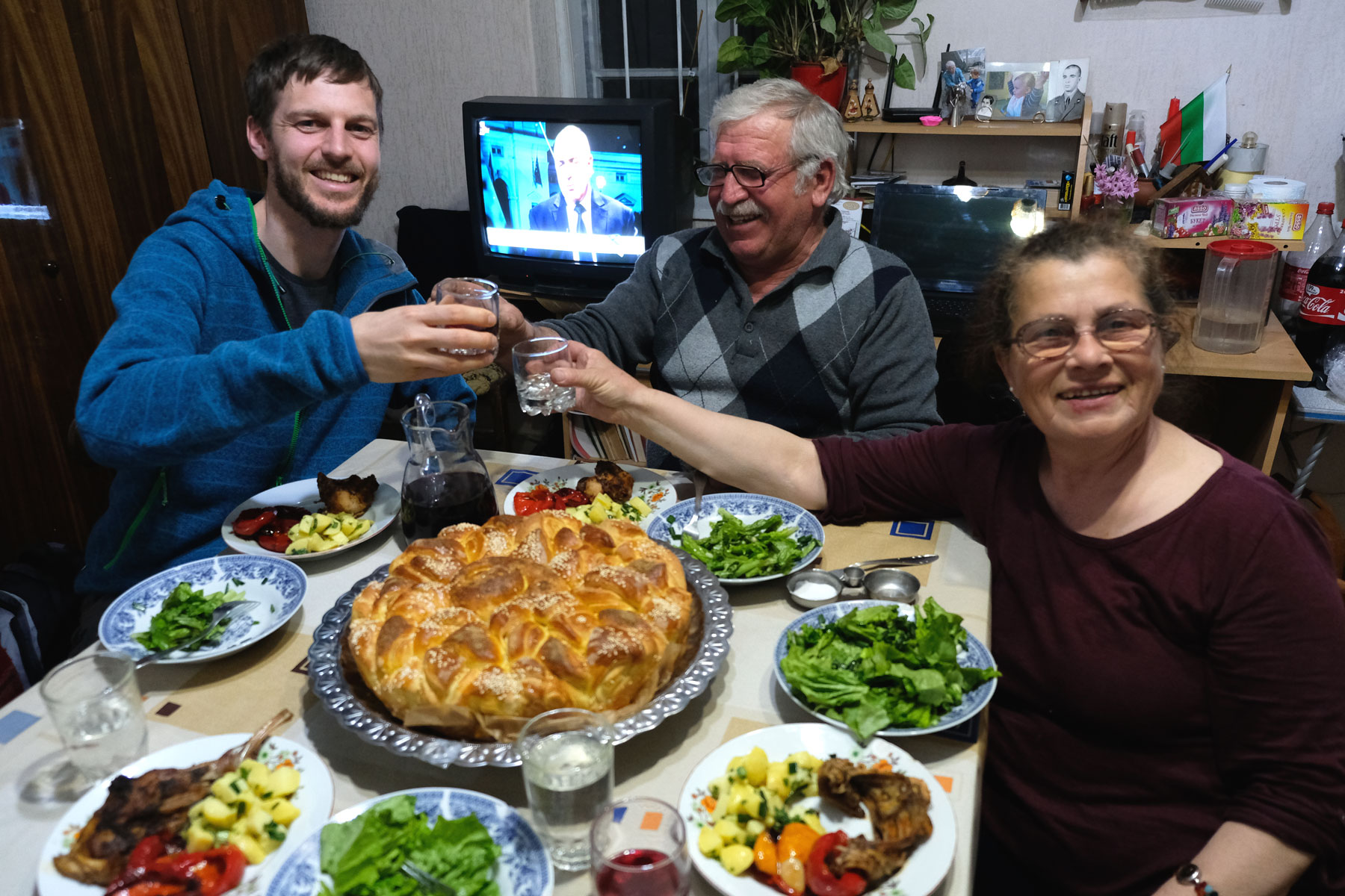 Sebastian beim Abendessen mit einem älteren bulgarischen Ehepaar.