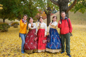Leo und Sebastian mit drei Taiwanesinnen in Gyeongju in Südkorea.