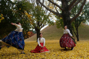 Drei Frauen in koreanischer Tracht posieren für ein Foto in Gyeongju in Südkorea.
