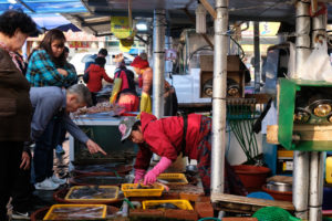 Menschen verkaufen und kaufen Fisch in Ganggu in Südkorea.