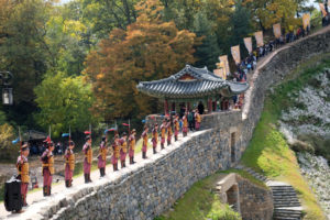 Wächter stehen auf der Burgmauer des Gongsanseong-Forts in Gongju.