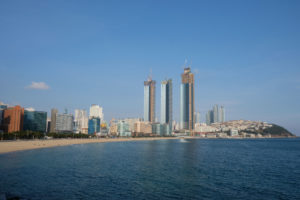 Am Haeundae-Strand in Busan erheben sich die Hochhäuser.