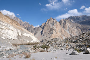 Ein Fluss und hohe Berge im Karakorum Gebirge in Pakistan.