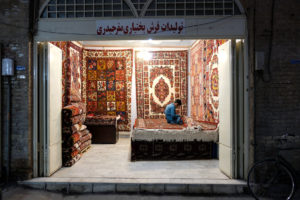 Ein Mann in einem Teppichgeschäft in Isfahan.