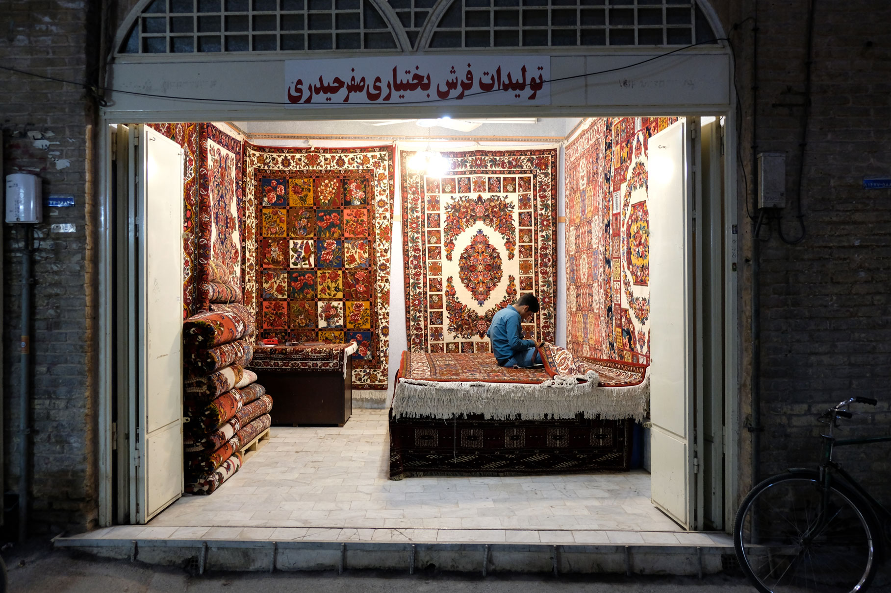 Ein Mann in einem Teppichgeschäft in Isfahan.