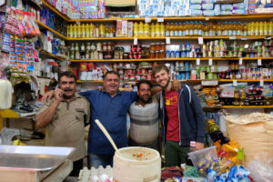 Sebastian mit iranischen Männern in einem Supermarkt in Kaschan.