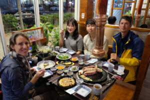Leo sitzt mit den Couchsurfing-Gastgebern in Mokpo in Südkorea beim Barbecue.