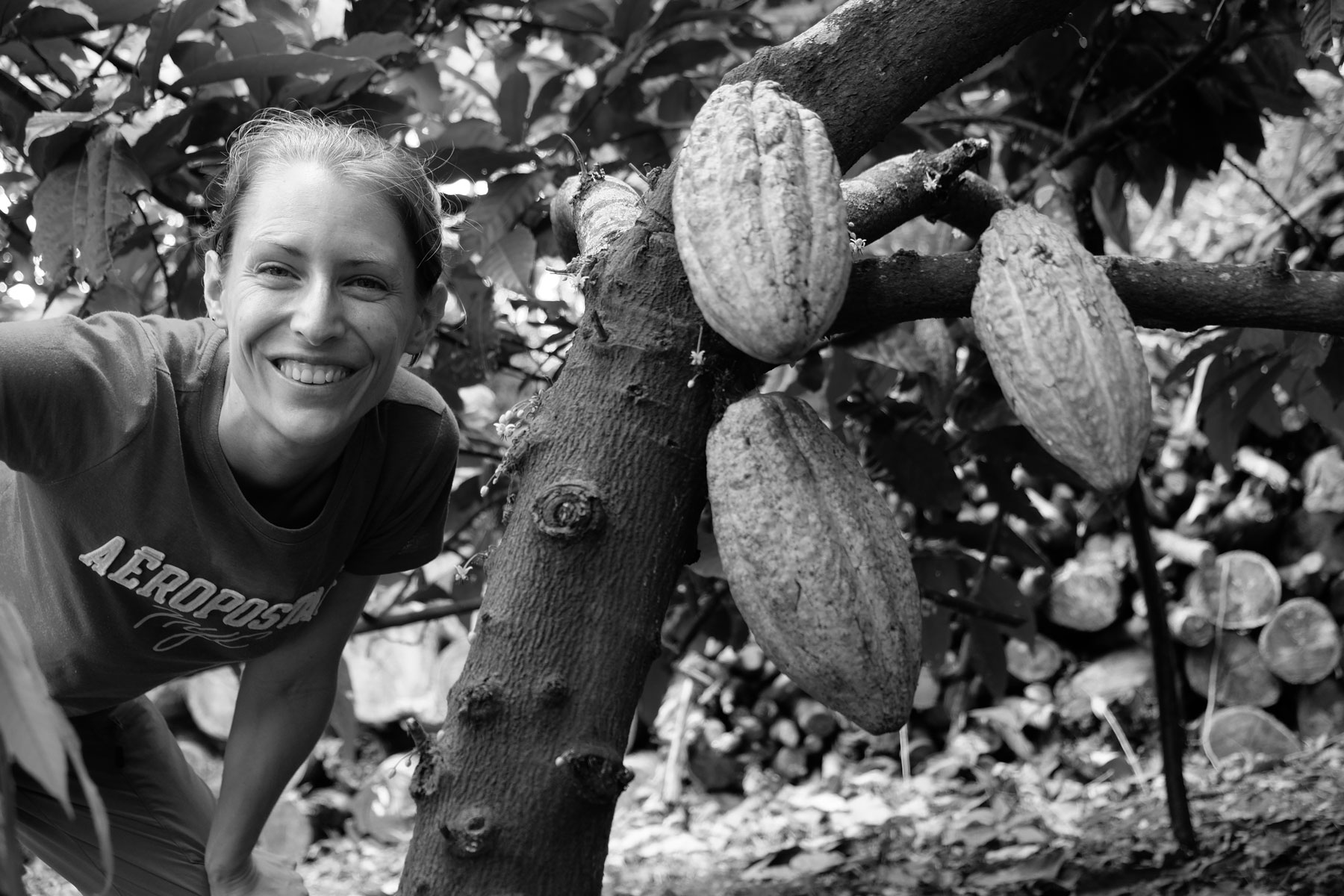 Leo steht neben einem Kakaobaum auf einer Biofarm in Nicaragua.
