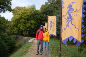 Leo und Sebastian stehen im Gongsanseong-Fort in Gongju in Südkorea.