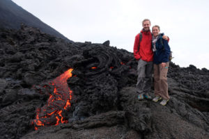 Leo und Sebastian stehen neben heißer Magma am Vulkan Pacaya in Guatemala.