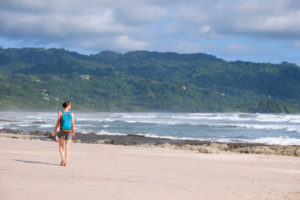 Leo läuft am Strand Santa Teresa in Costa Rica.