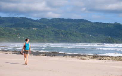 Leo läuft am Strand Santa Teresa in Costa Rica.