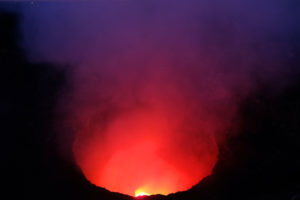 In Nicaraguas Vulkan Masaya brodelt im Krater der offene Magmasee.