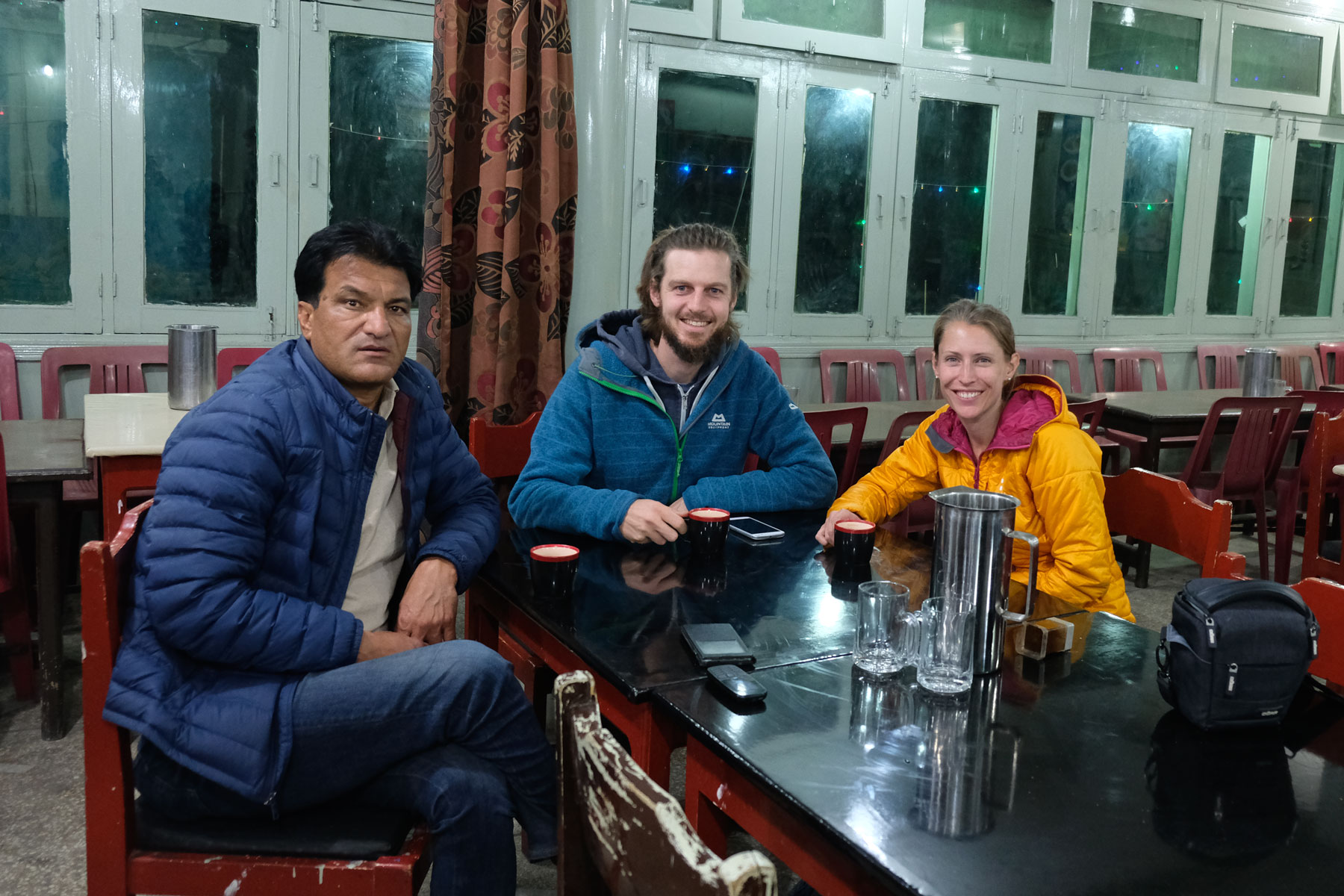 Arshad, Sebastian und Leo in einem Retsaurant in Gilgi und trinken Kaffee.