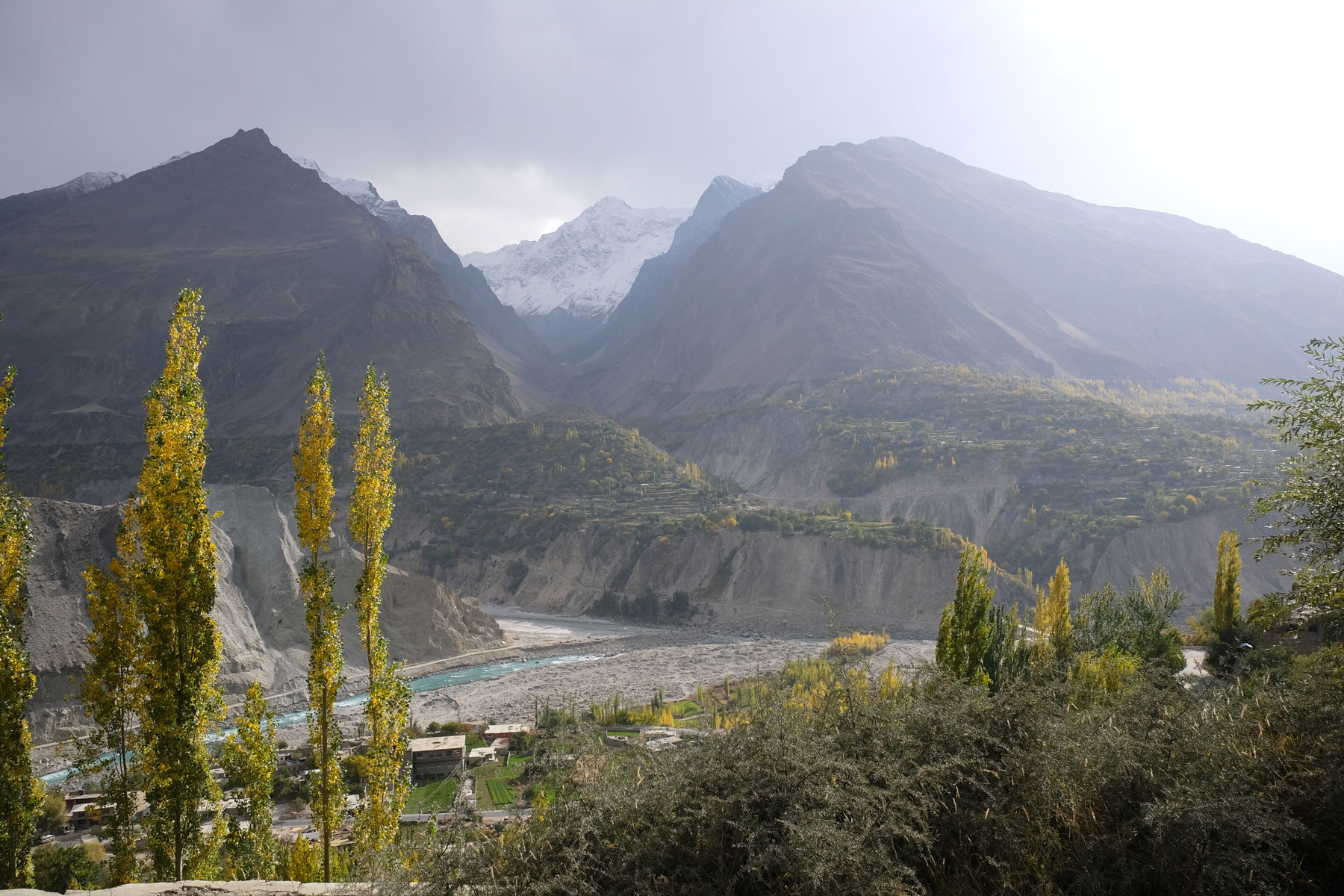 Berge und Bäume im Hunza Tal in Pakistan.