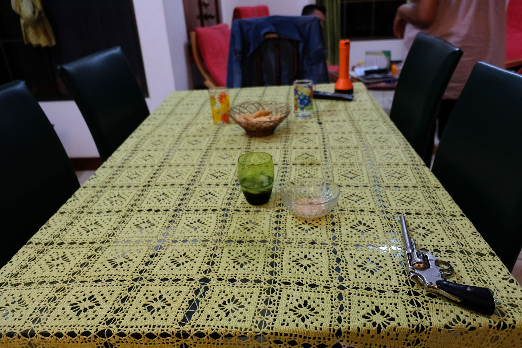 Eine Pistole liegt auf dem Tisch.