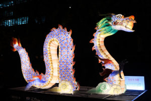 Eine Schlange leuchtet beim Laternenfestival in Seoul in der Nacht.