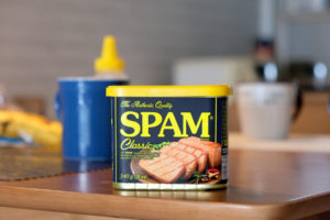 Eine Dose Spam-Fleisch steht auf dem Tisch.