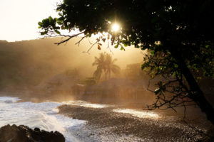 Der Strand El Palmarcito in El Salvador leuchtet golden im Licht der untergehenden Sonne.
