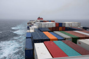Blick auf ein Containerschiff.