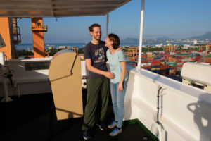 Leo und Sebastian auf der Brücke des Containerschiffs.