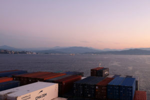 Das Containerschiff nähert sich im Morgengrauen Mexiko.