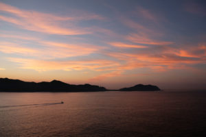 Die Küste von Manzanillo, Mexiko, taucht vor uns auf.