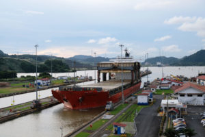 Ein Schiff fährt durch den Panama-Kanal.