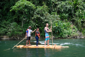 Sebastian fährt auf einem Floß über den Teribe-Fluss in Panama.