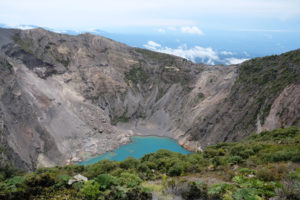 Der Kratersee des Vulkans Irazú leuchtet blau.