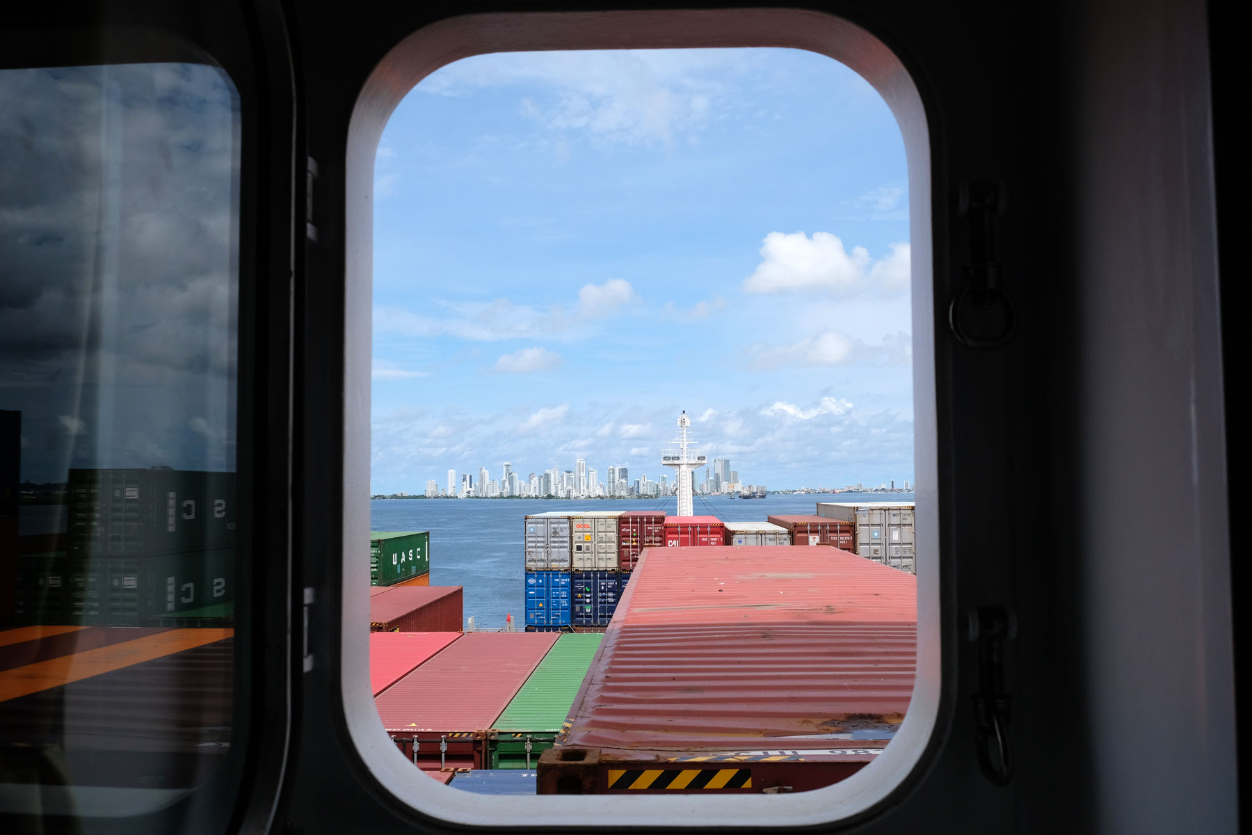 Aus unserer Kabine auf dem Containerschiff können wir die Skyline von Cartagena sehen.