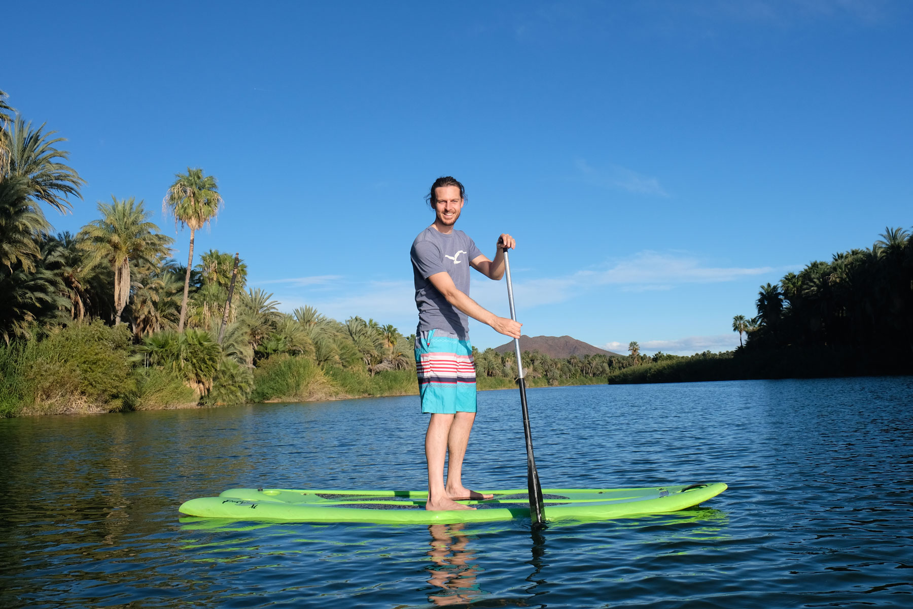 In der Lagune von San Ignacio kann Sebastian auf einem SUP fahren.