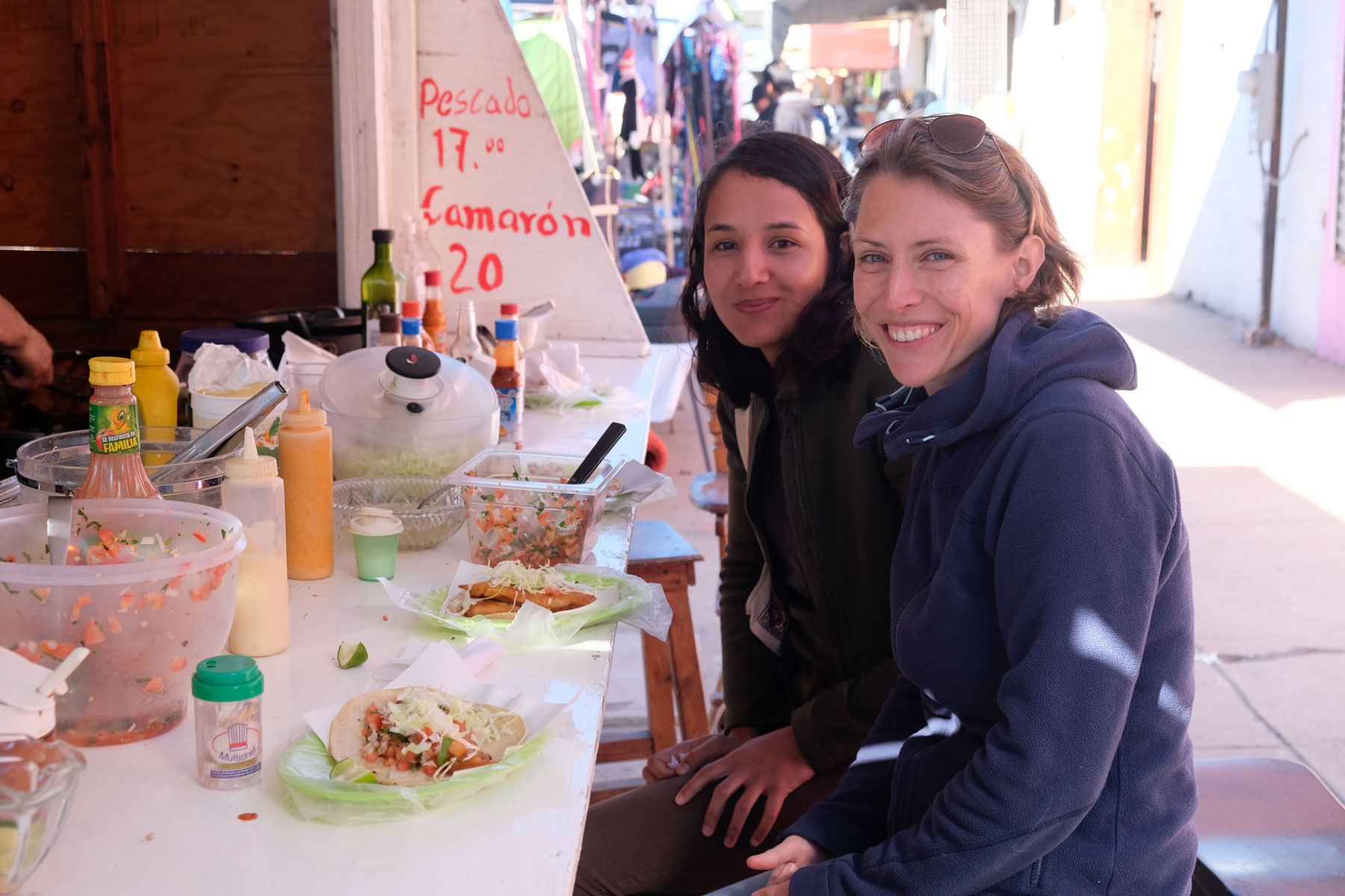 Leo und Nayeli essen Tacos in Ensenada.