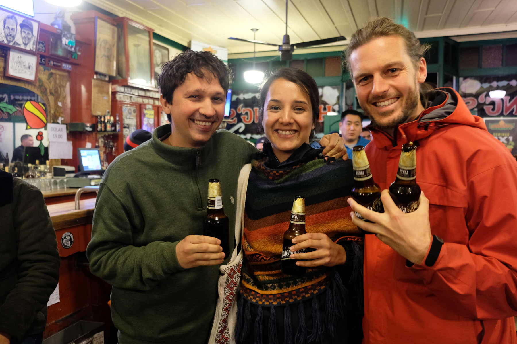 Sebastian stößt mit Óscar und Nayeli in einer Bar in Ensenada an.