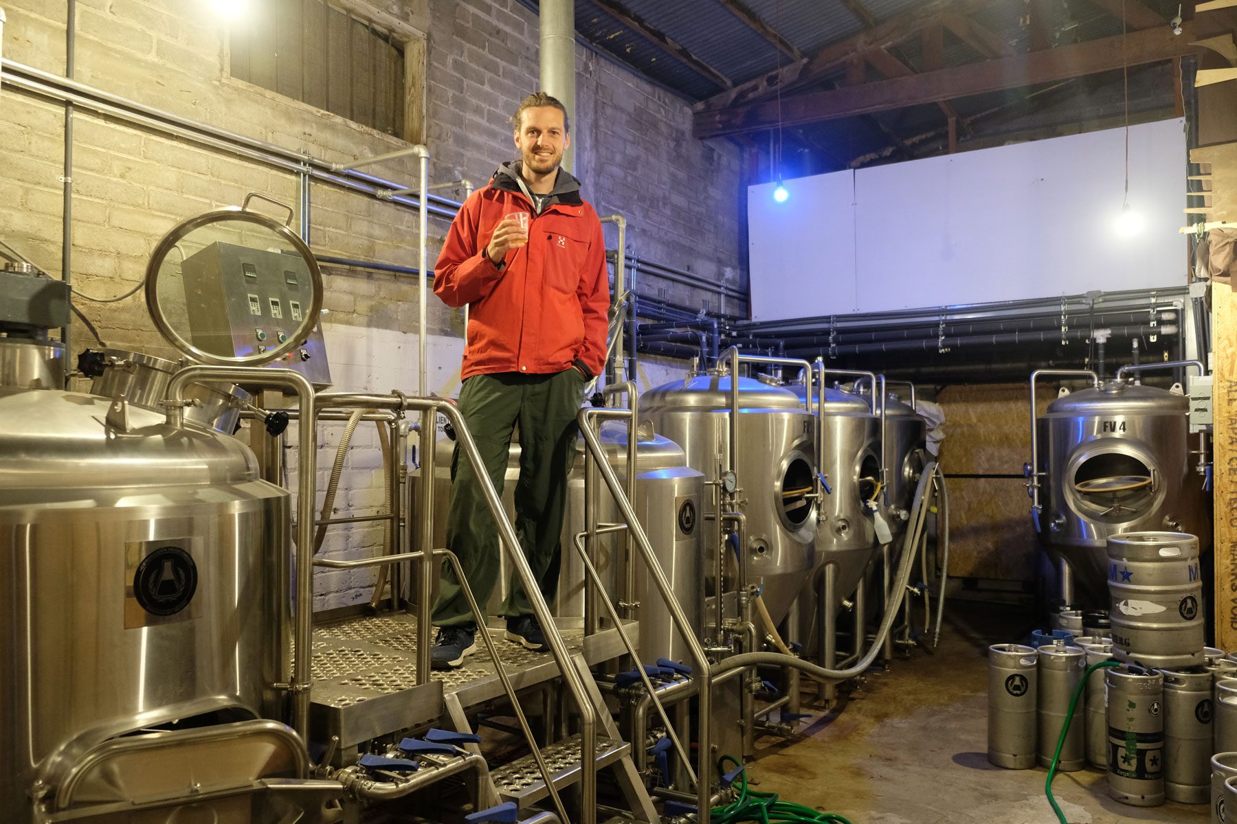 Sebastian steht in der Brauerei Heisenberg in Ensenada auf der Baja California.