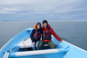 Leo und Sebastian sitzen in einem kleinen Boot in der Lagune Guerrero Negro in Mexiko.