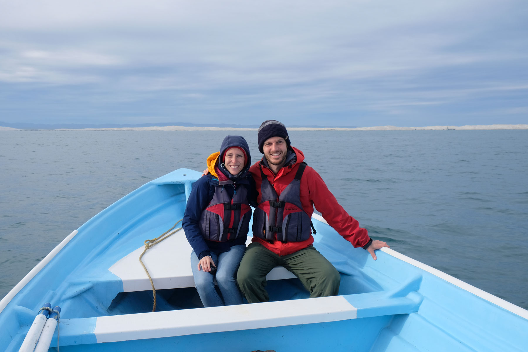 Leo und Sebastian sitzen in einem kleinen Boot in der Lagune Guerrero Negro in Mexiko.