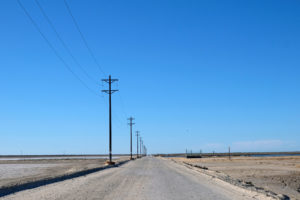 Guerrero Negro in Mexiko liegt inmitten einer kargen Landschaft.