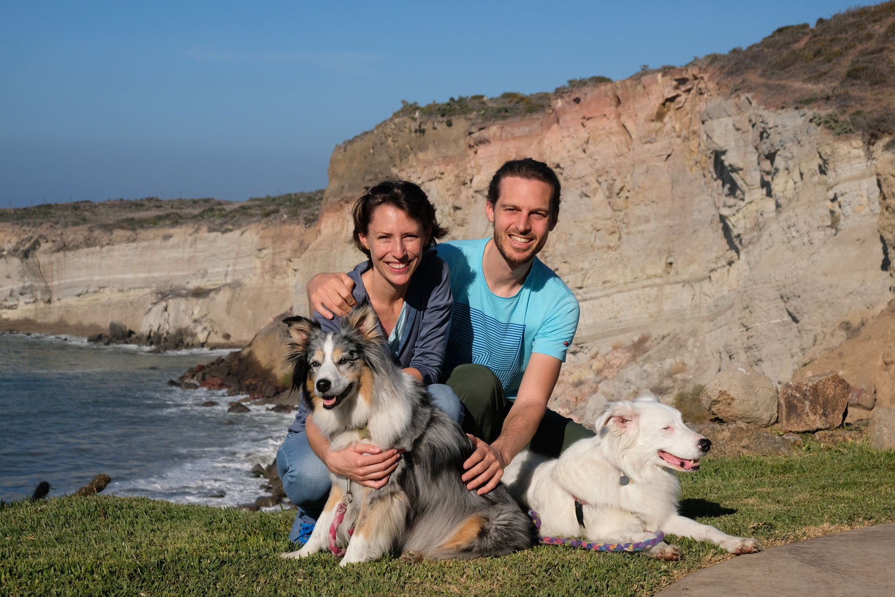 Leo und Sebastian mit ihren House Sitting Hunden Ellie und Bodhi in Mexiko.