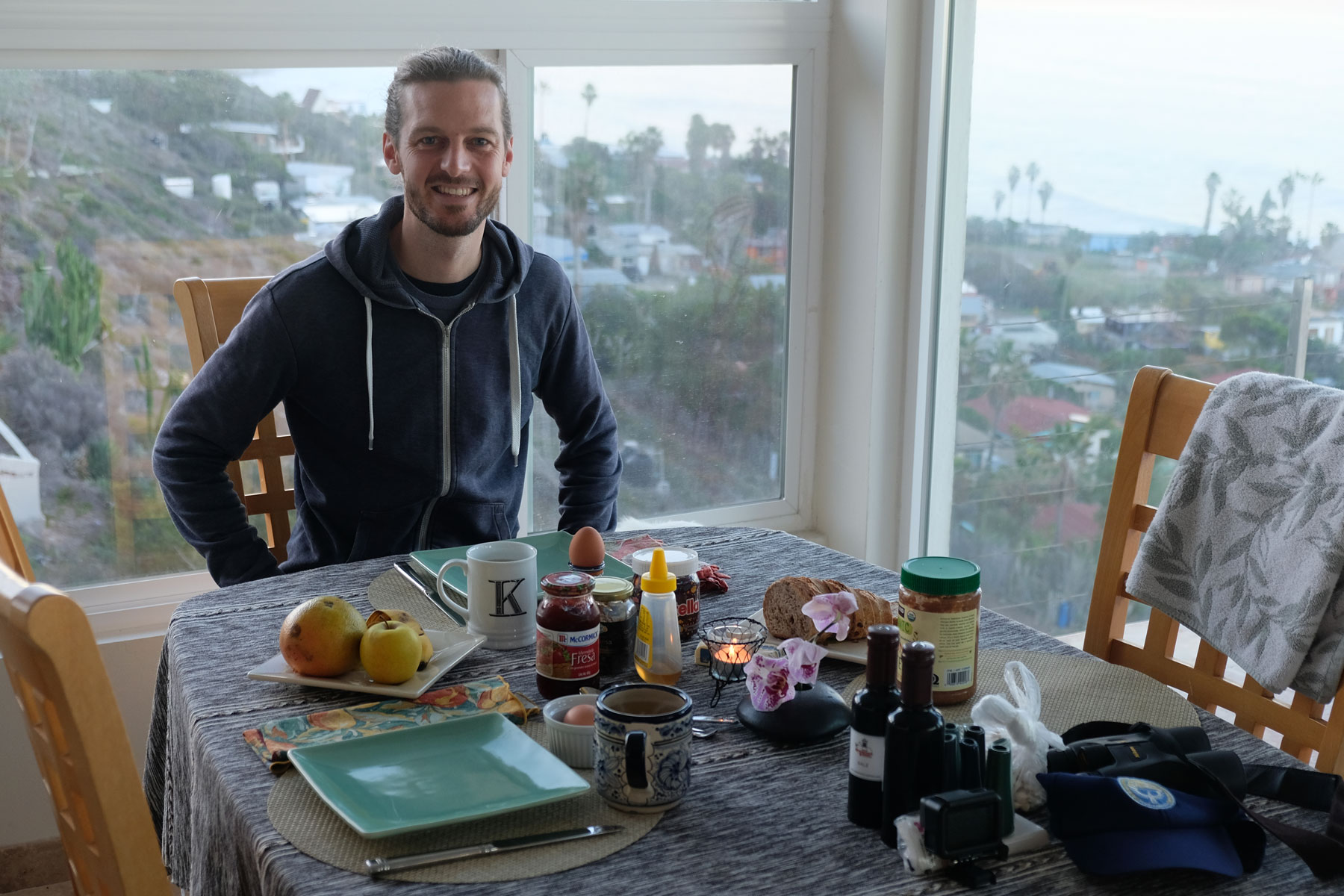 Sebastian am Tisch unseres Hauses in Rosarito, Baja California.