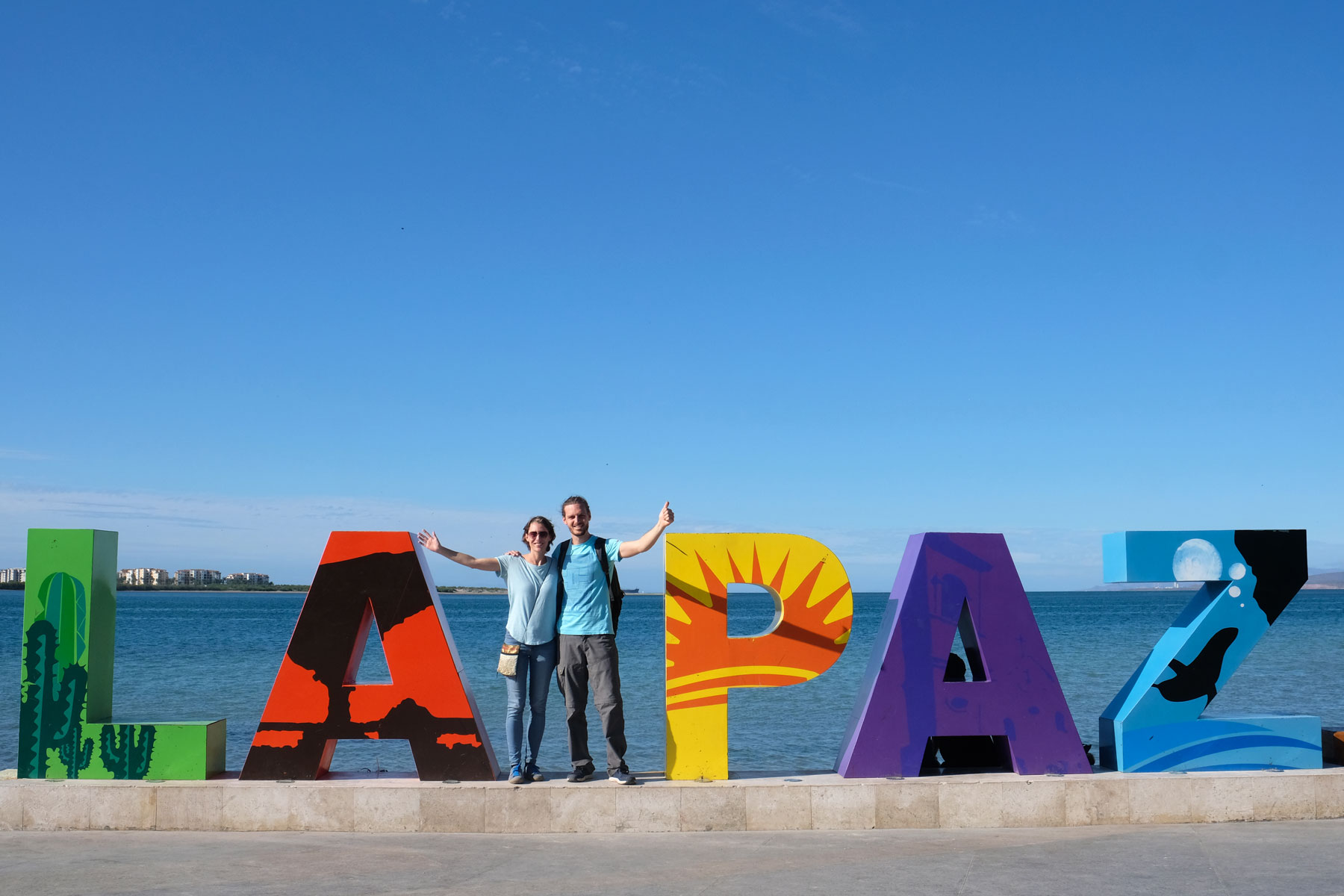 Leo und Sebastian stehen zwischen den Buchstaben La Paz auf der Baja California in Mexiko.